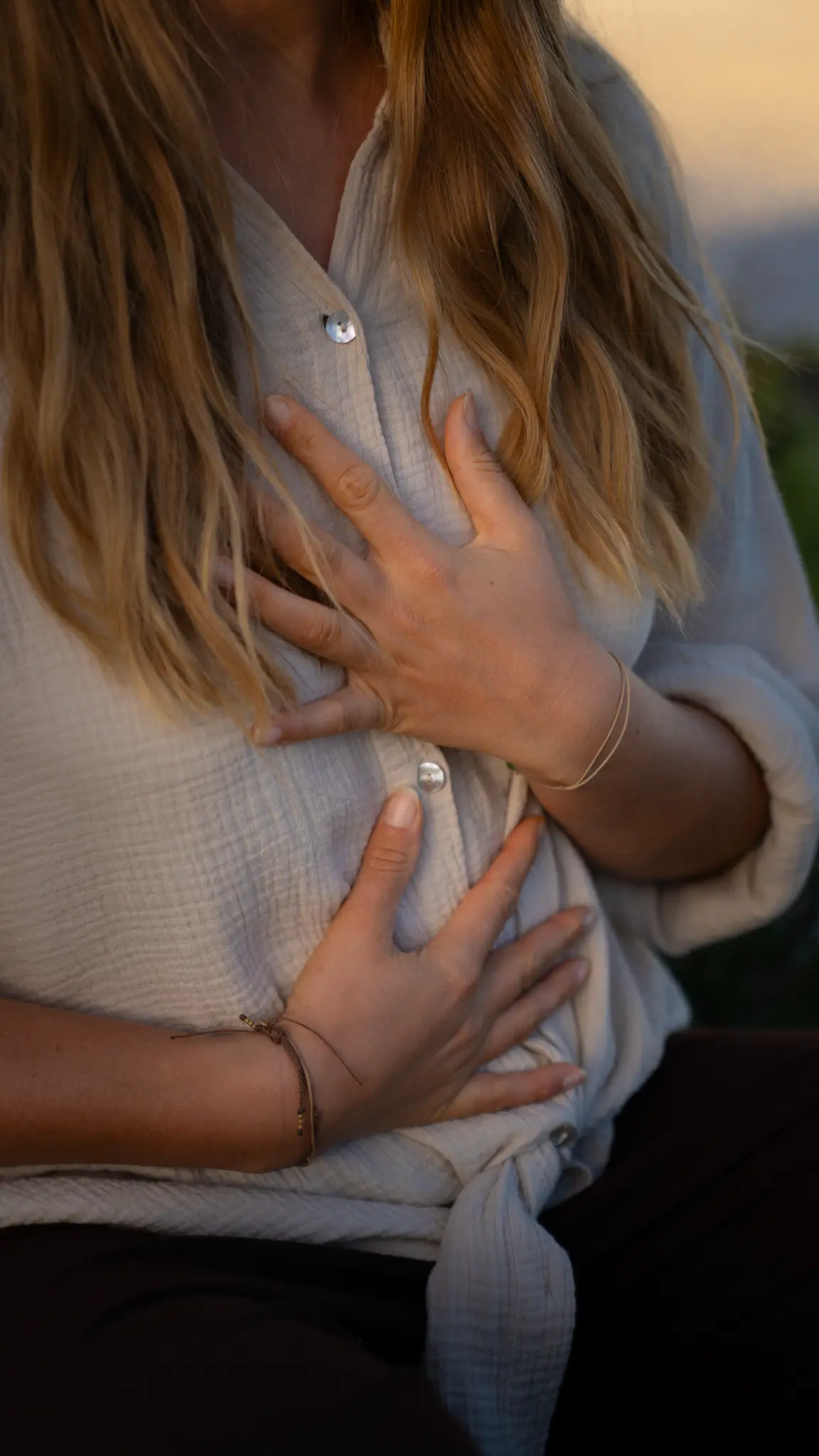 Nahaufnahme einer Hand auf der Brust während einer Breathwork Session